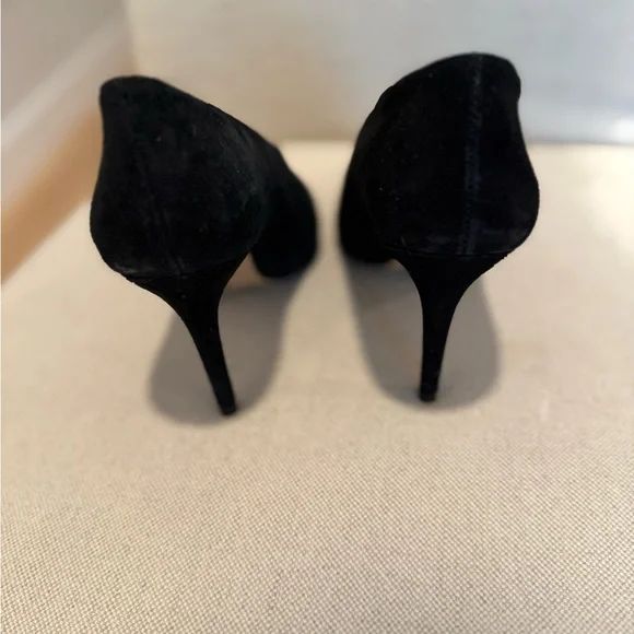 Vince Camuto Suede Pumps Black
One worn to try on. Too small for me. Pristine. - Picture 7 of 9